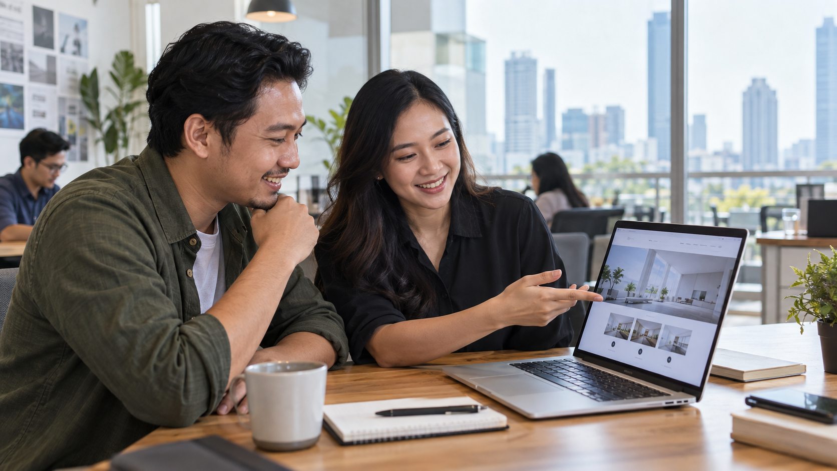 Pemilik bisnis membandingkan proposal jasa website murah